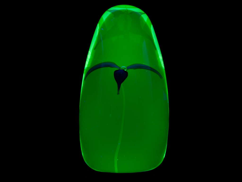 Glo-Glass paperweight by David Wilson (longwave UV)