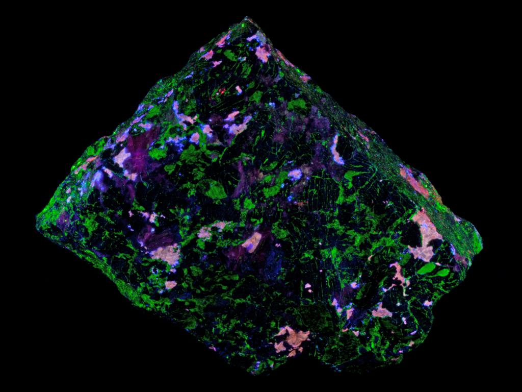 Fayalite, loellingite, willemite, sphalerite from the black ores - Sterling Hill Mine, Ogdensburg, New Jersey (shortwave UV)
